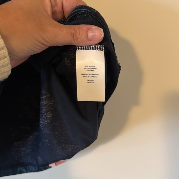 Sleeveless loose fit floral tank - Picture 4 of 4